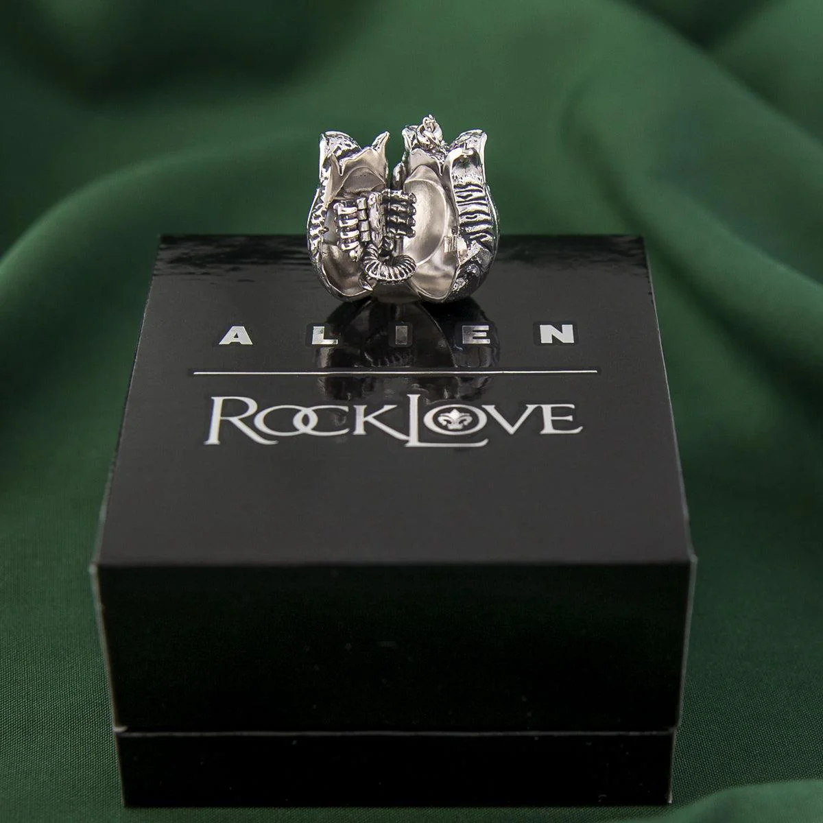 Alien X RockLove ALIEN Ovomorph Locket - Image 7